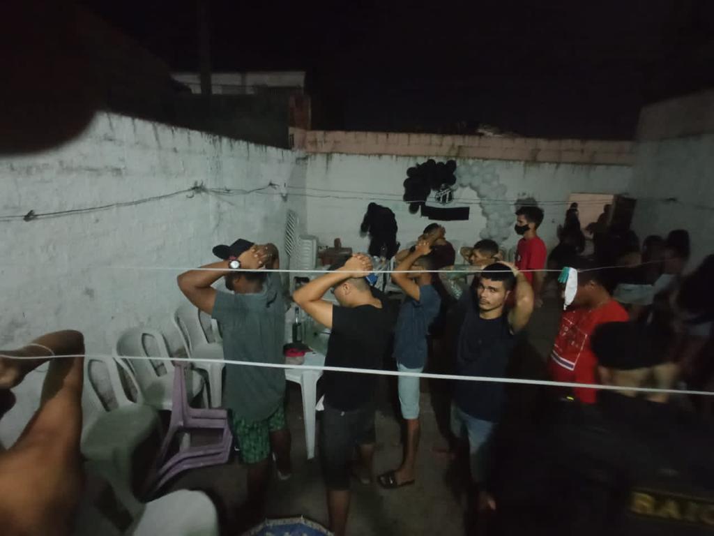 Pol Cia Encerra Festa Clandestina Cerca De Pessoas No Conjunto Cear