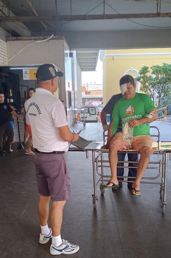 Pescador fica anzol preso ao olho e é resgatado por navio da Marinha