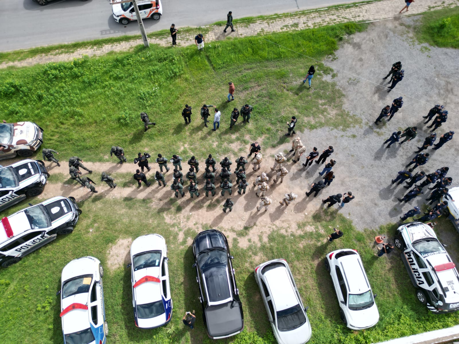 Operação policial prende oito pessoas e apreende seis armas de fogo em