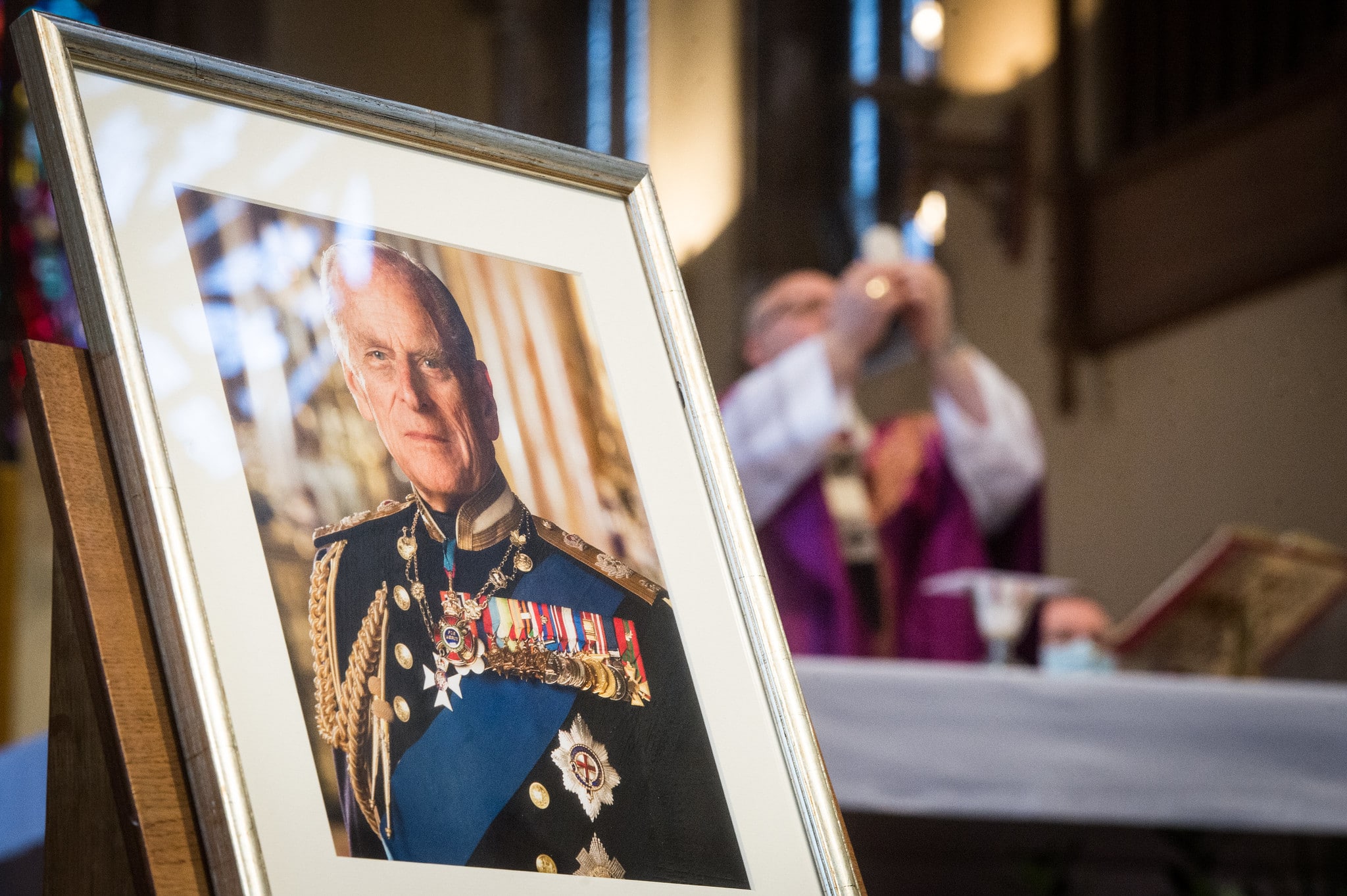 Imagem da rainha Elizabeth isolada no funeral do esposo, príncipe Philip, comove o mundo