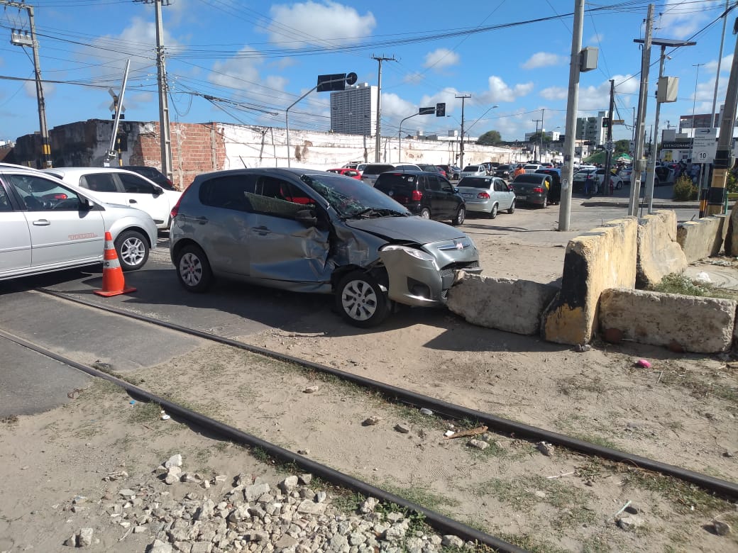 Colisão entre carro e VLT deixa motorista ferido em Fortaleza