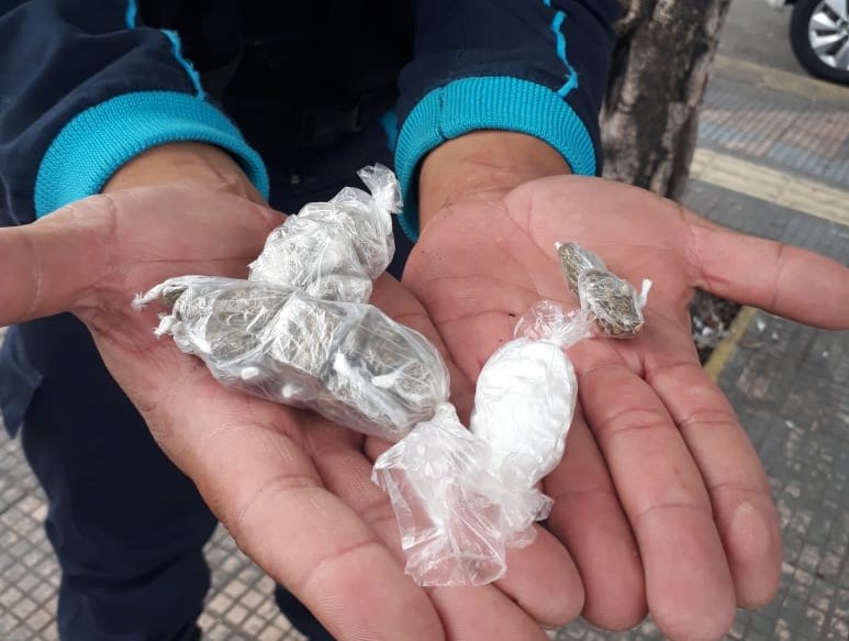 Maconha embalada é encontrada em sacola na Praça da Gentilândia