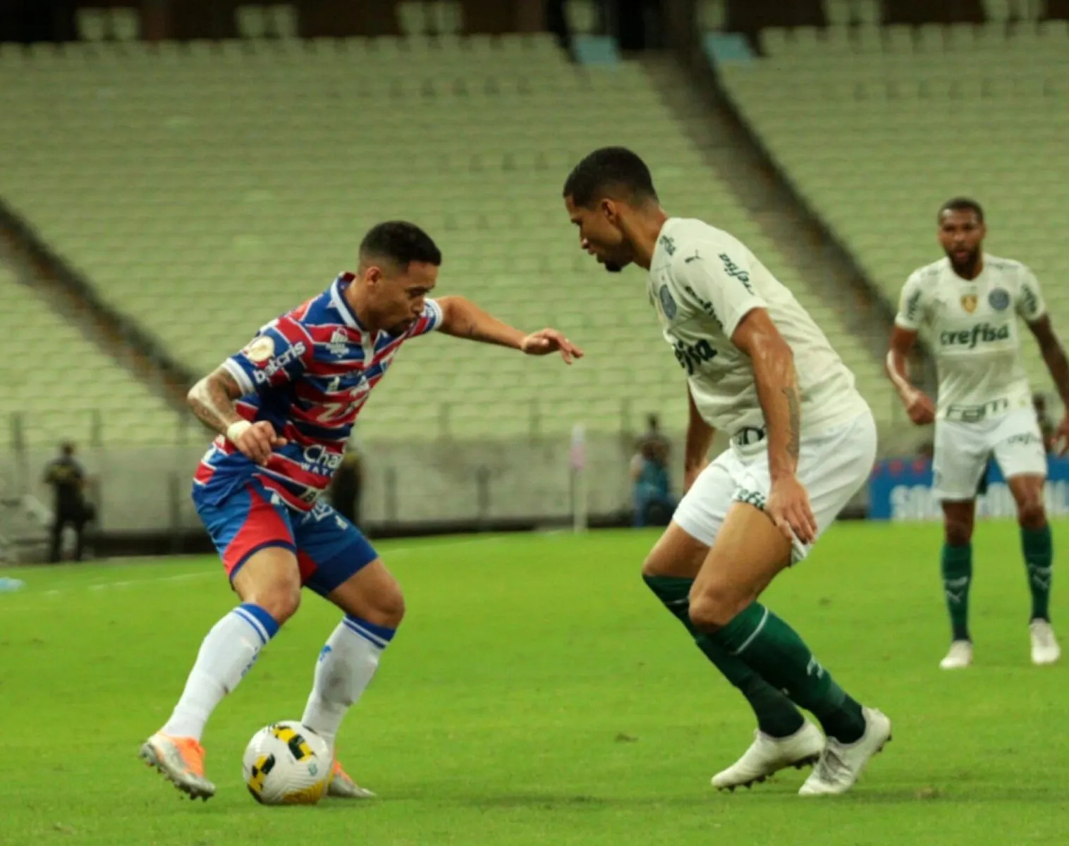 Com um a menos, Palmeiras empata com o Fortaleza e é líder do Brasileirão