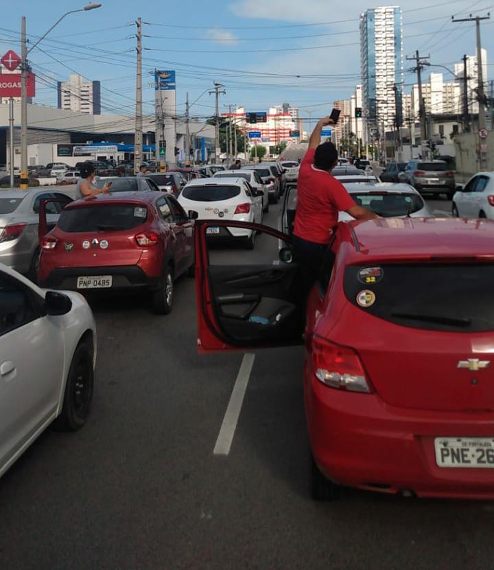 Manifestação por segurança reúne cerca de 400 motoristas de aplicativo em Fortaleza