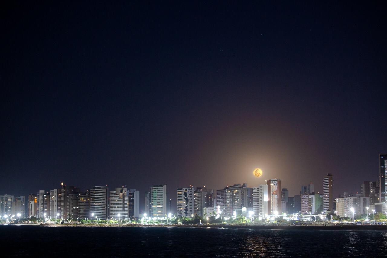 Superlua aparece no céu de Fortaleza nesta quarta-feira (26)