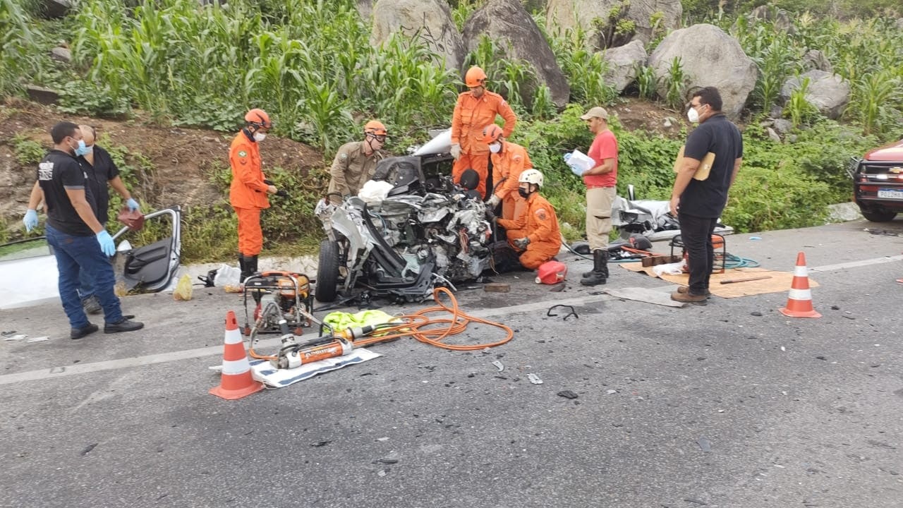 Colisão de um carro e um caminhão em Itapajé deixa quatro mortos e uma criança ferida