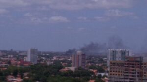 Um dia após incêndio, moradores ainda veem fumaça em prédio do Tribunal de Justiça do Ceará