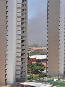 Um dia após incêndio, moradores ainda veem fumaça em prédio do Tribunal de Justiça do Ceará