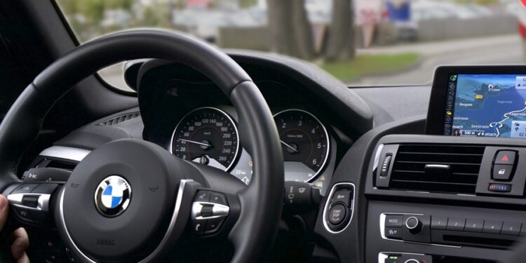 O que significa quando a luz do freio fica piscando no painel do carro?