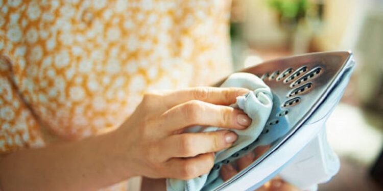 5 maneiras de limpar o ferro de passar roupa e evitar manchas