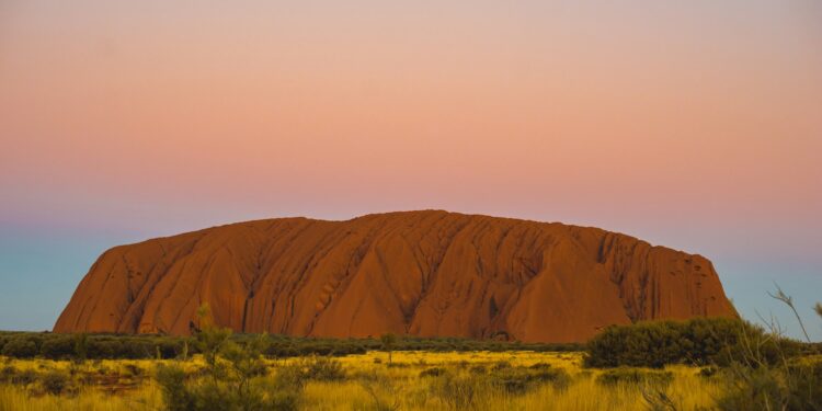 Misteriosa pedra no meio da Austrália muda de cor de conforme o dia passa