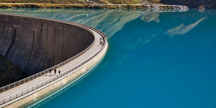 Maior açude do Brasil com 6,7 bilhões de m³ de água é tão grande que fez uma cidade do Ceará mudar de lugar