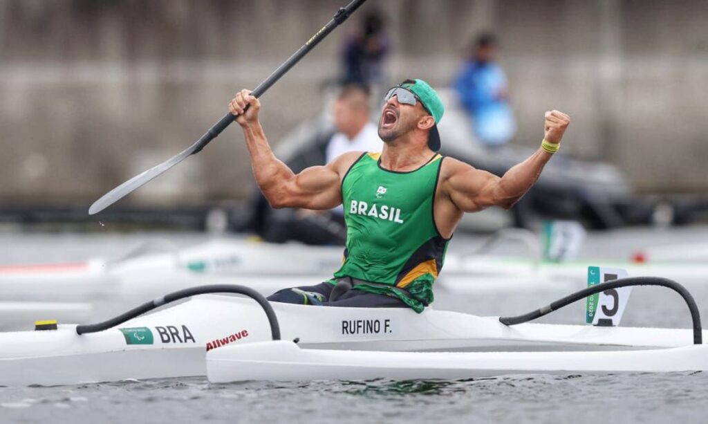 Fernando Rufino é ouro na canoagem na Paralimpíada