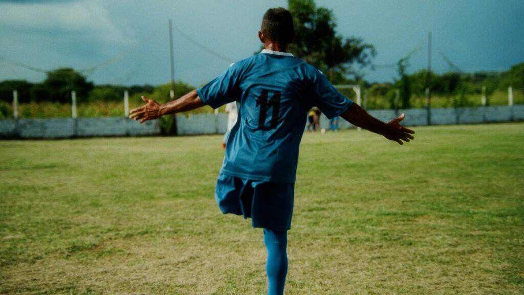 Filme que conta a história de jogador cearense que voltou ao futebol após ter perna amputada chega aos cinemas