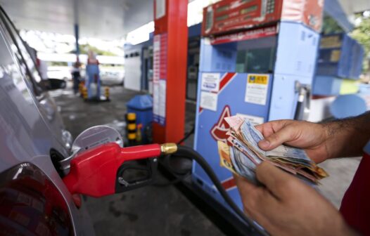 Preço da gasolina cai no Ceará, mas valor ainda pode passar dos R$ 6