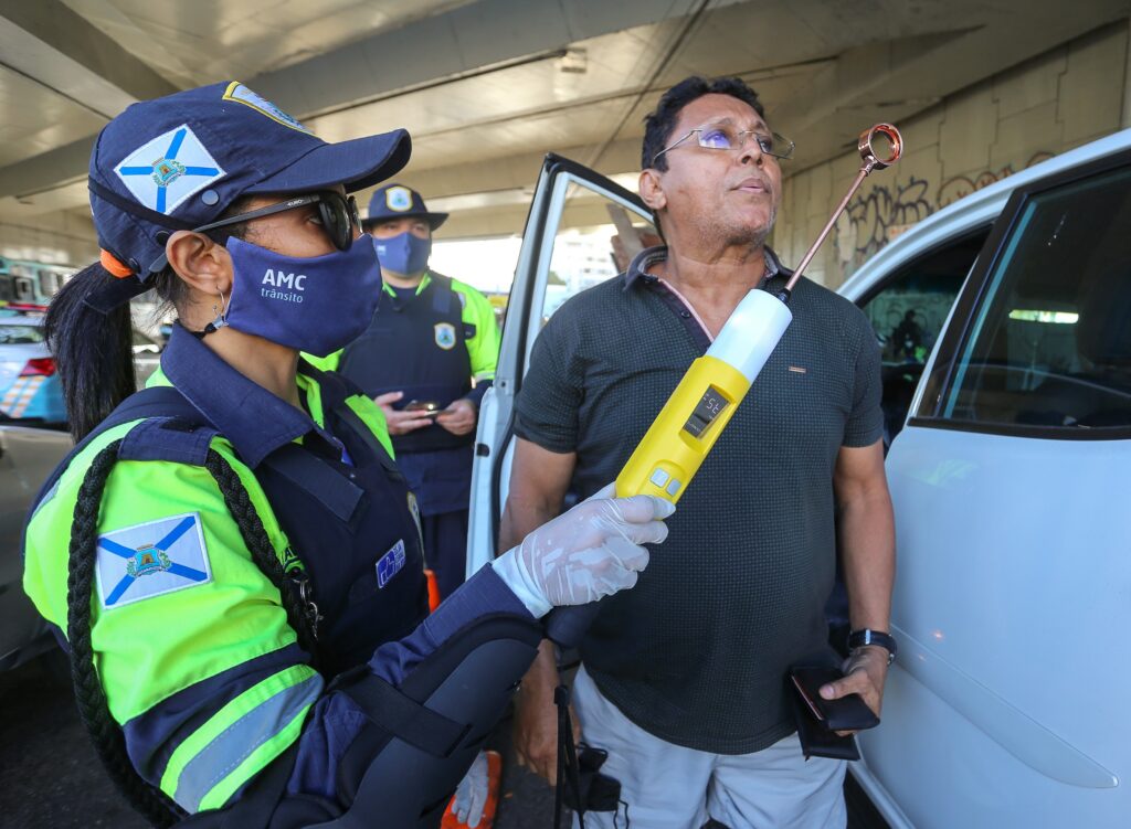 Fortaleza adota novo modelo de bafômetro sem contato com a boca para blitze