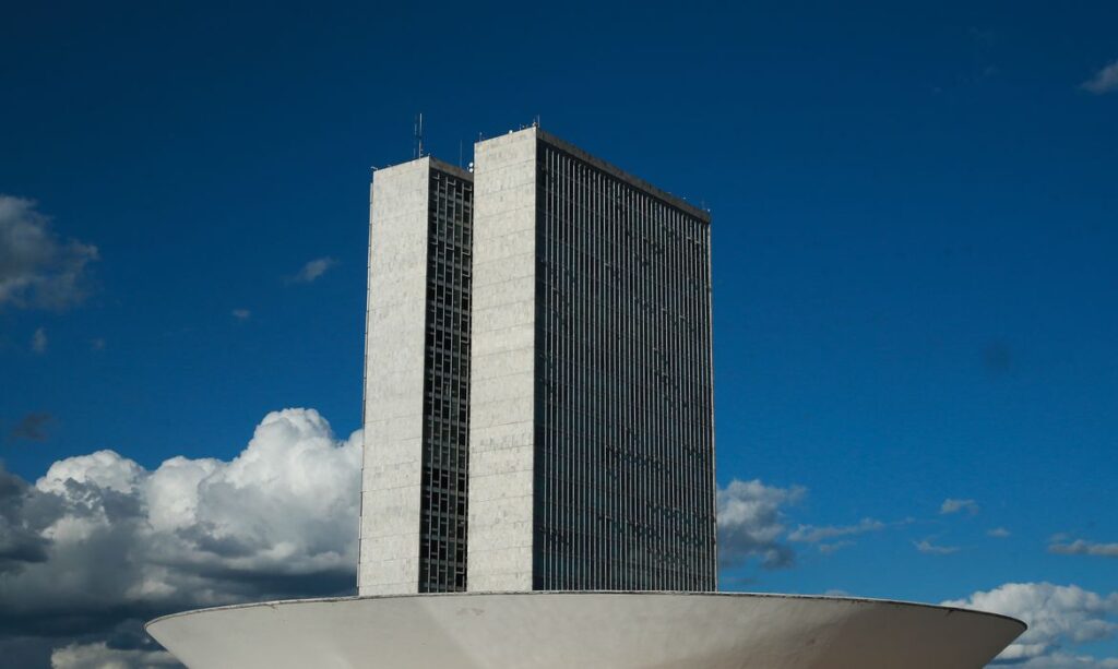 Comissão da Câmara dos Deputados aprova PEC dos Precatórios e muda teto de gastos