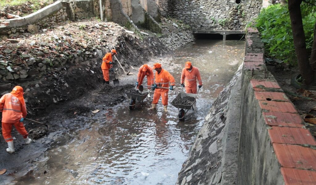 Mais de 32 mil toneladas de lixo e aguapés são coletadas de canais e lagoas de Fortaleza em 2022