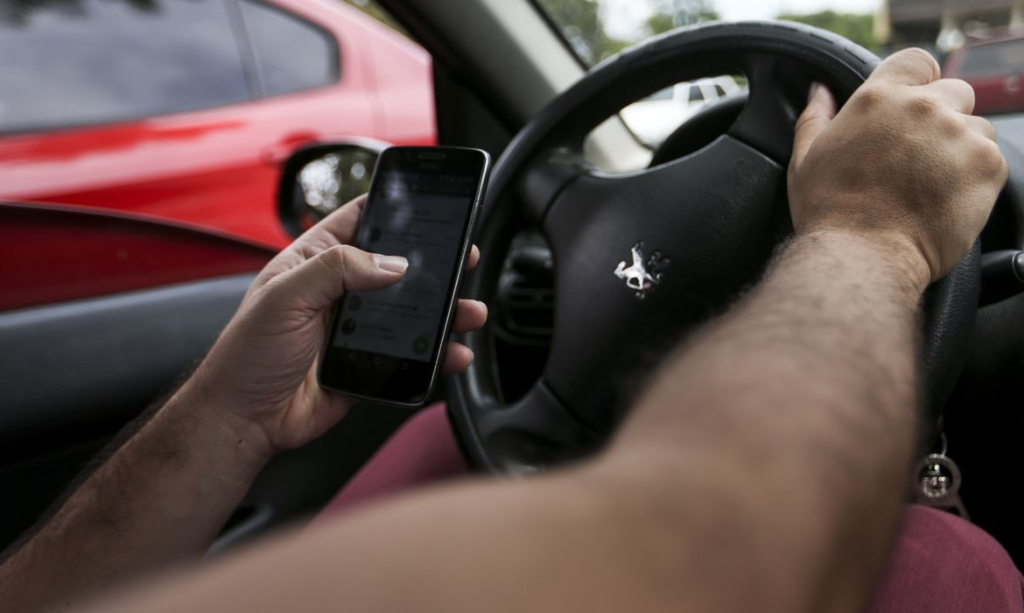 Ceará registra 4,7 mil infrações por uso de celular ao volante em 2021