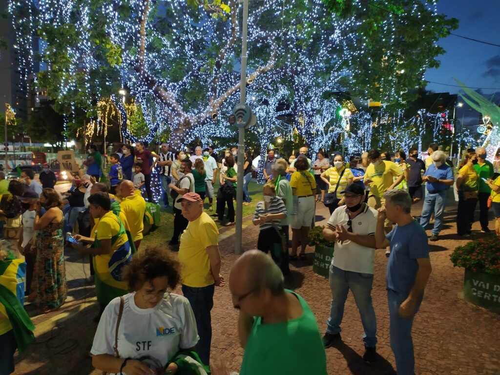 Grupo protesta contra a obrigatoriedade da vacina de covid-19 na Praça Portugal