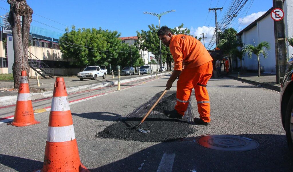 136 vias de Fortaleza receberam serviço de recuperação asfáltica em maio