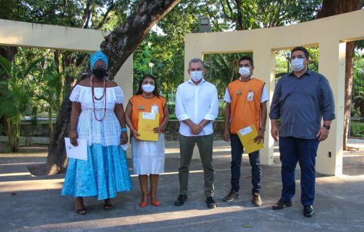 Prefeitura de Fortaleza entrega 254 termos de permissão para comerciantes que atuam na Beira-Mar