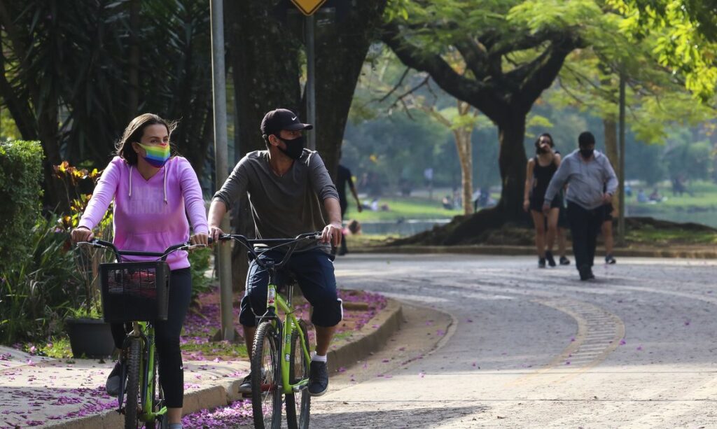 Máscaras não afetam respiração ou trazem risco à prática de exercícios, aponta estudo