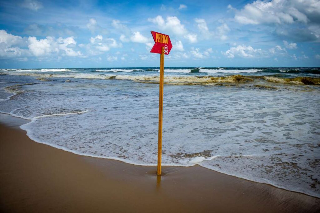 19 banhistas são resgatadas de afogamentos na Praia do Futuro