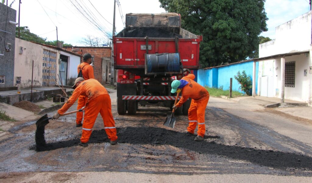 196 ruas e avenidas de Fortaleza receberam serviço de recuperação asfáltica