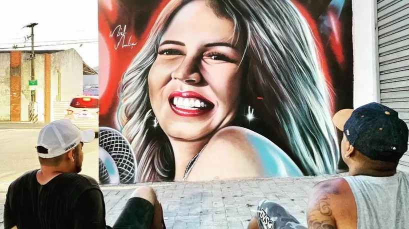 Artistas cearenses pintam murais em homenagem à cantora Marília Mendonça