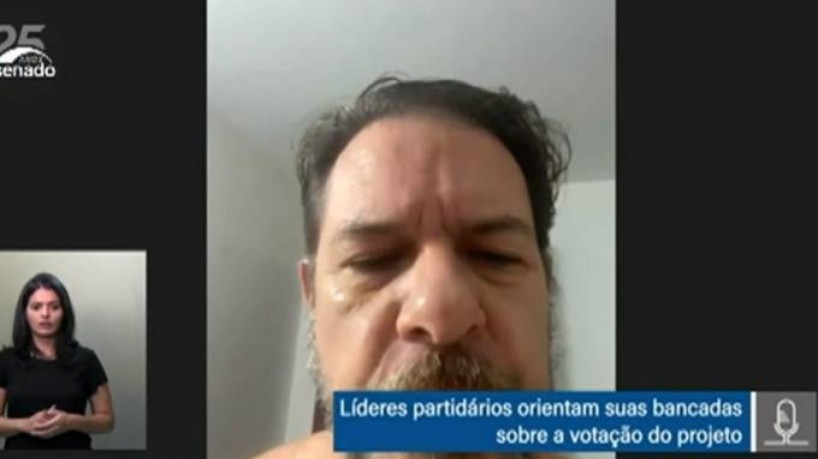 Cid Gomes participa de sessão online do Senado aparentemente sem camisa