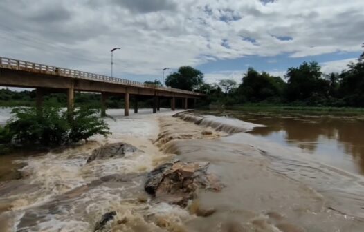 Rio Salgado transborda após Lavras da Mangabeira registrar maior chuva do Estado