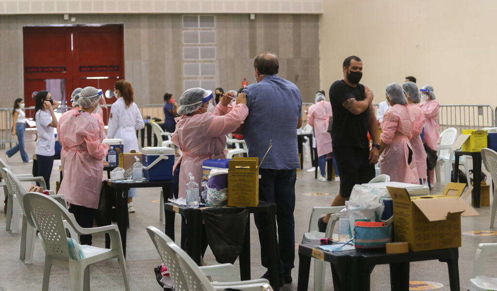 Covid-19: 2.702 pessoas foram vacinadas no Centro de Eventos do Ceará nesta segunda-feira