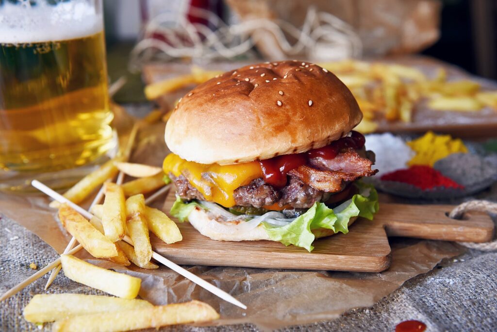 Jovem pede hambúrguer, mas lanche só chega oito dias depois