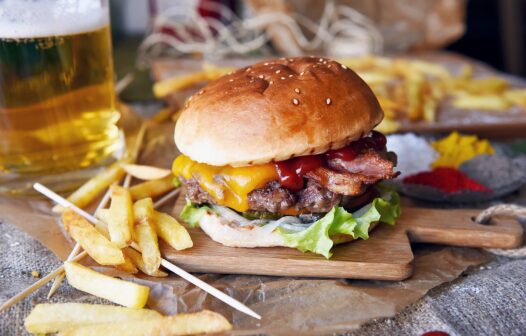 Jovem pede hambúrguer, mas lanche só chega oito dias depois