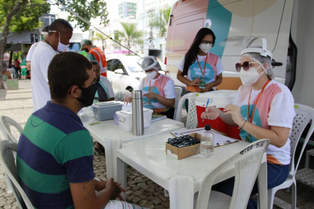 Mutirão para vacinar pessoas em situação de rua contra Covid e Influenza recomeça na segunda-feira (10), em Fortaleza