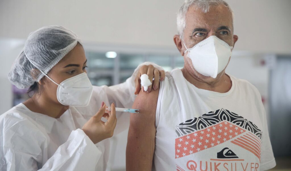 Fortaleza começa a vacinação de idosos de 73 anos nesta terça-feira (23)