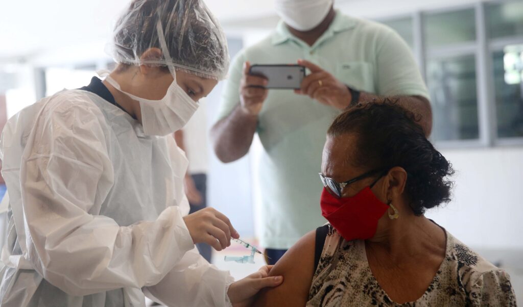 Mais de 16 mil idosos foram vacinados contra covid-19 nesta quinta-feira (25) em Fortaleza