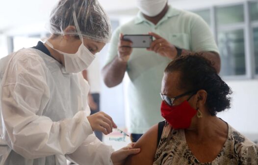 Mais de 16 mil idosos foram vacinados contra covid-19 nesta quinta-feira (25) em Fortaleza