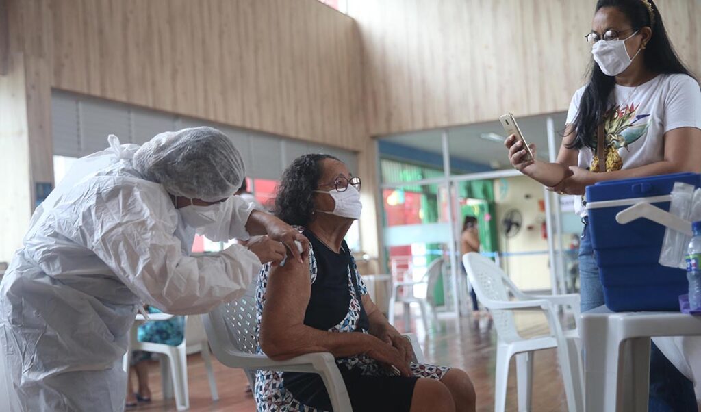 Vacinação no Cuca Mondubim, em Fortaleza.