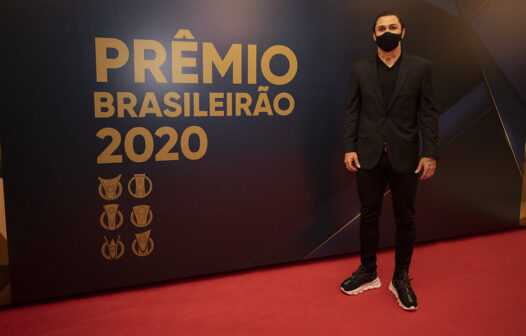 Vina é eleito o melhor meia do Brasileirão 2020 pela CBF