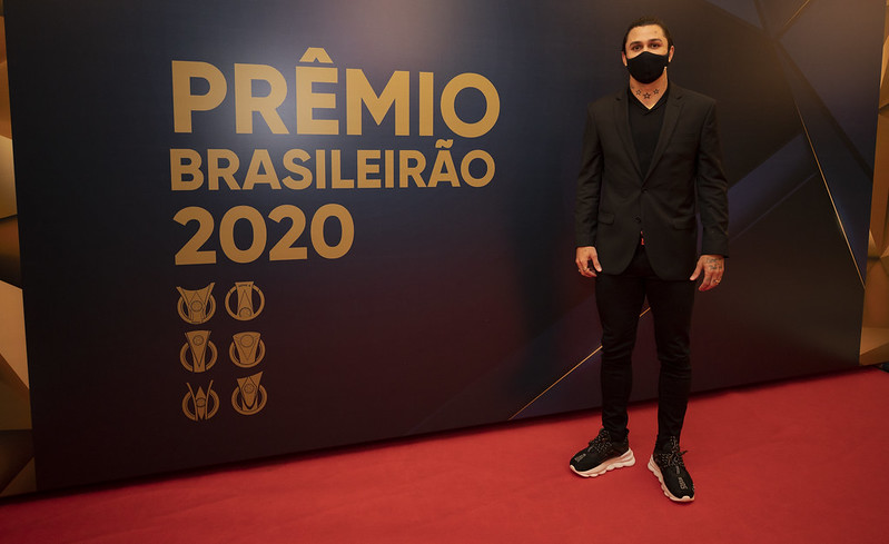 Vina é eleito o melhor meia do Brasileirão 2020 pela CBF