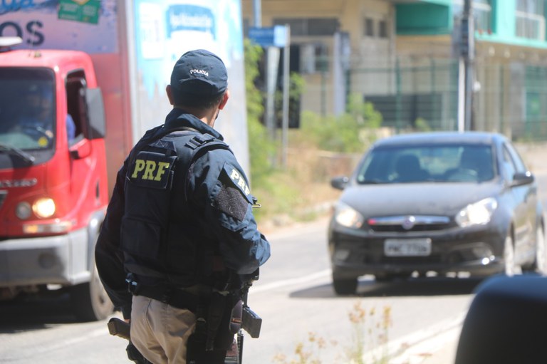 PRF afasta envolvidos na morte de homem sufocado dentro de viatura