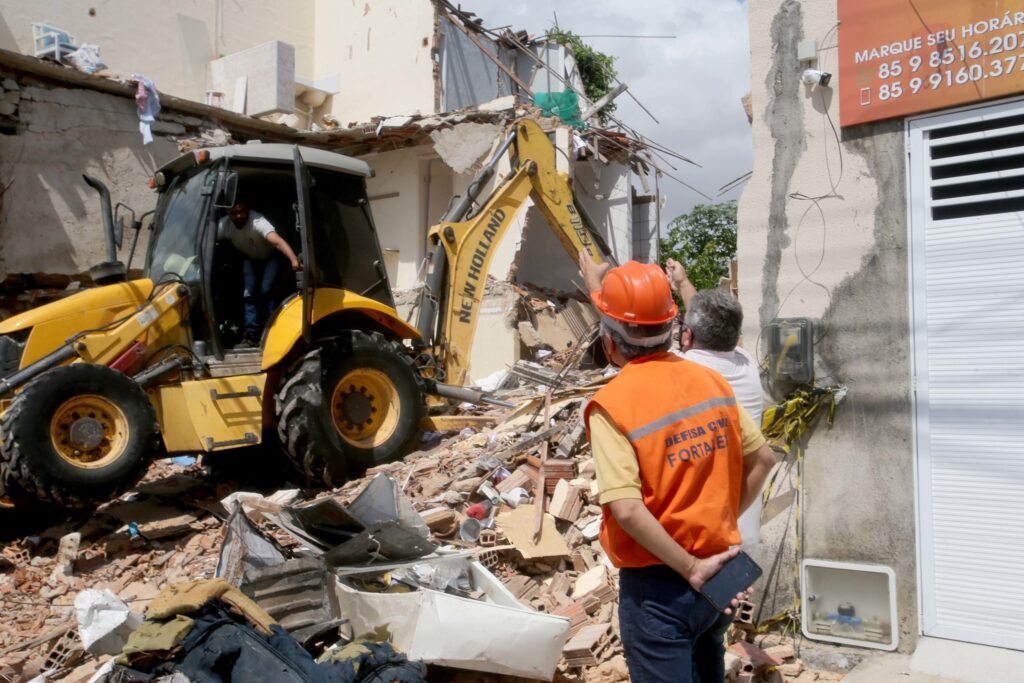 Dois dias após desabar, casa é demolida no bairro Rodolfo Teófilo, em Fortaleza