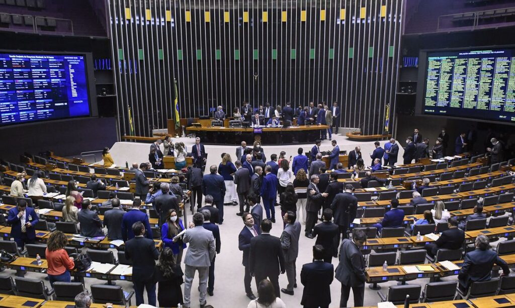 Votação da PEC dos benefícios sociais na Câmara é adiada para terça-feira