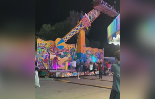 Brinquedo perde controle em parque de diversões e visitantes evitam tragédia; confira o vídeo