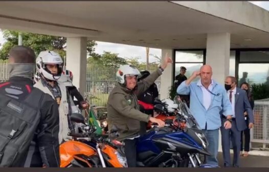 No Dia das Mães, Bolsonaro faz passeio de moto com apoiadores