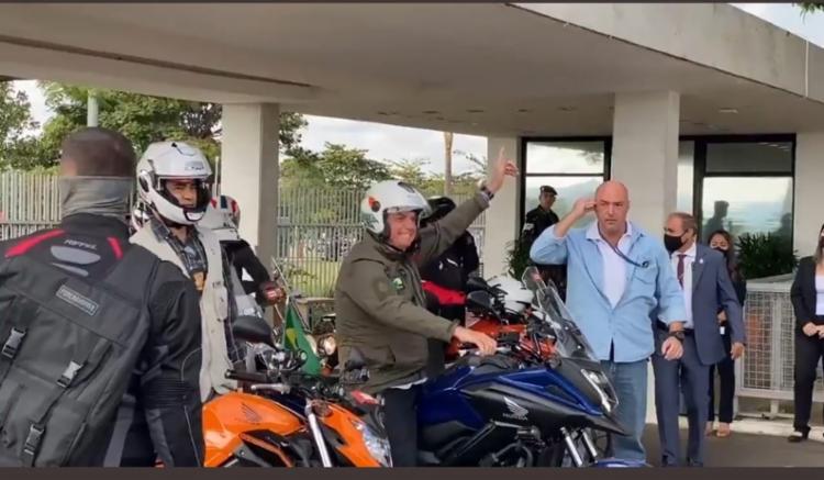 No Dia das Mães, Bolsonaro faz passeio de moto com apoiadores