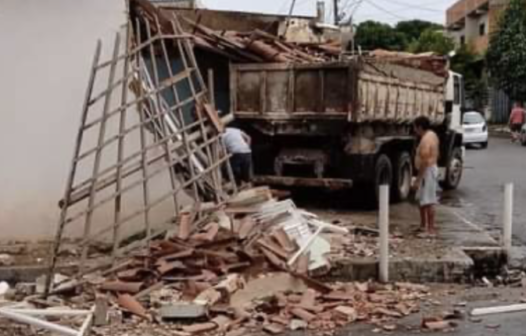 Caçamba perde o controle e destrói casa em Ubajara, no Ceará