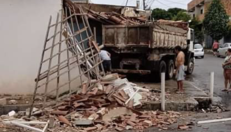 Caçamba perde o controle e destrói casa em Ubajara, no Ceará